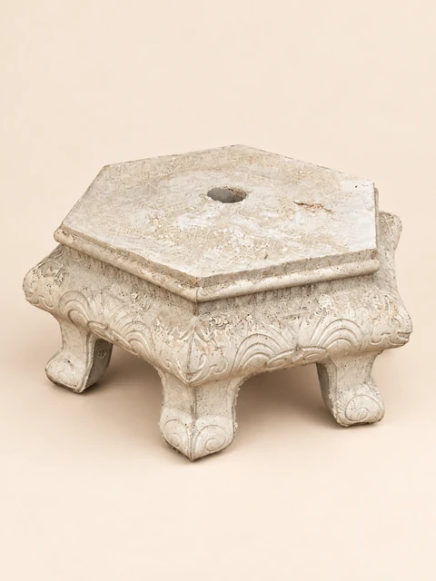 Light flower stand with a hexagonal top plate, a centre hole and curved legs