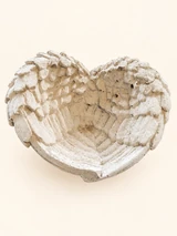 Light heart-shaped wing bowl seen from above, with its concave centre and a feather pattern at the rim