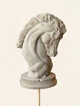 Horse head on a round, ribbed pedestal and a slender stake, seen from the other side in lighter lighting