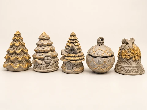 A gold Christmas tree with a leaf pattern, a tree with figures, a Christmas house with a fir tree, a bauble with a lid and a Christmas bell in a shared arrangement